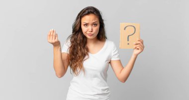 Genç ve güzel bir kadın kapiş ya da para hareketi yapıyor. Sana ödemeni söylüyor ve elinde bir soru işareti tutuyor.