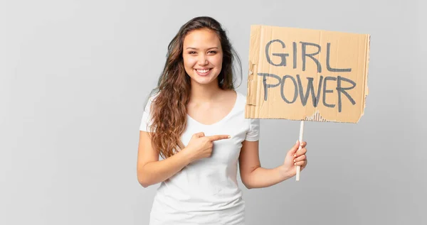 Jovem Mulher Bonita Sorrindo Alegremente Sentindo Feliz Apontando Para Lado — Fotografia de Stock