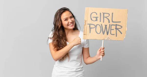 Joven Bonita Mujer Sintiéndose Feliz Frente Desafío Celebrando Sosteniendo Una —  Fotos de Stock