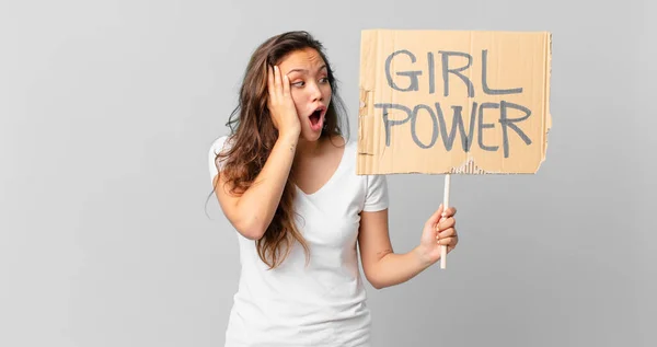 Joven Bonita Mujer Sintiéndose Feliz Emocionado Sorprendido Sosteniendo Una Bandera —  Fotos de Stock