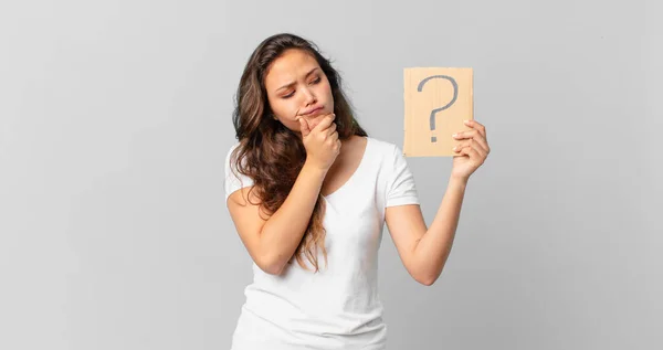 Young Pretty Woman Thinking Feeling Doubtful Confused Holding Question Mark — Stock Photo, Image