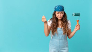 Genç ve güzel bir kadın kapiş ya da para hareketi yapıyor, sana para ödemeni ve duvar boyamanı söylüyor.