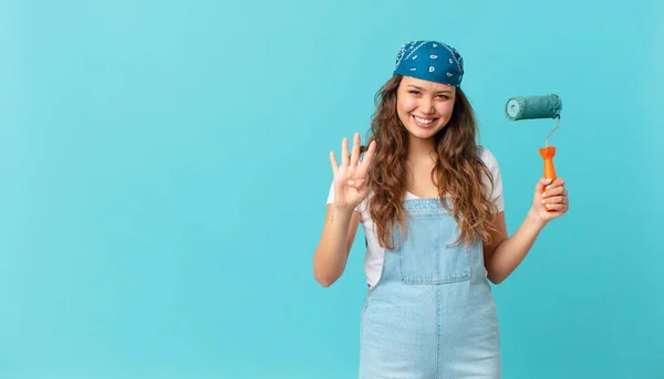 Jovem Mulher Bonita Sorrindo Olhando Amigável Mostrando Número Quatro Pintando — Fotografia de Stock