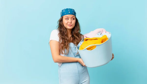 Young Pretty Woman Shrugging Feeling Confused Uncertain Holding Wash Clothes — Stock Photo, Image