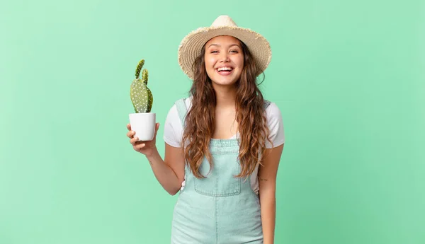 Joven Bonita Mujer Buscando Feliz Gratamente Sorprendido Sosteniendo Cactus — Foto de Stock