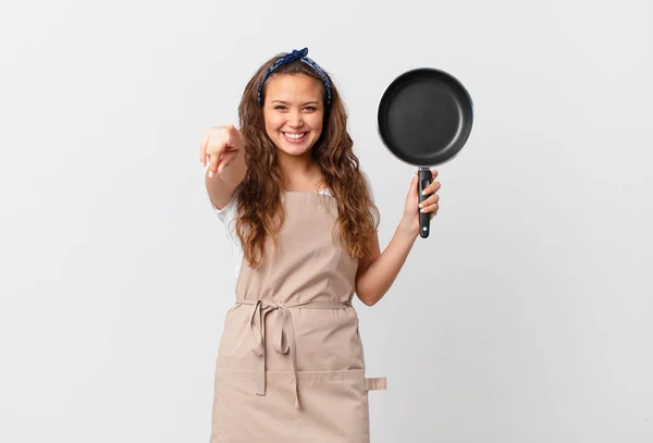 Joven Bonita Mujer Apuntando Cámara Eligiendo Concepto Chef Sosteniendo Una — Foto de Stock