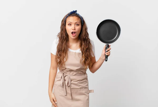 Joven Bonita Mujer Buscando Muy Sorprendido Concepto Chef Sorprendido Sosteniendo — Foto de Stock