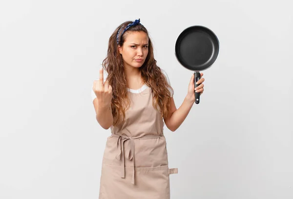 Jovem Mulher Bonita Sentindo Irritado Irritado Conceito Chef Rebelde Agressivo — Fotografia de Stock