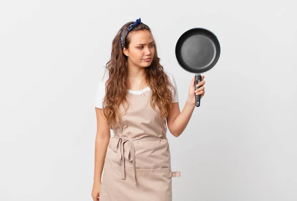 Joven Bonita Mujer Sintiéndose Triste Molesto Enojado Mirando Concepto Chef —  Fotos de Stock