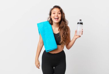 Genç ve güzel bir kadın mutlu ve hoş bir şekilde şaşırmış görünüyor. fitness konsepti