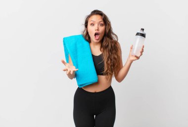 Genç ve güzel bir kadın şok olmuş ve şaşırmış hissediyor. fitness konsepti