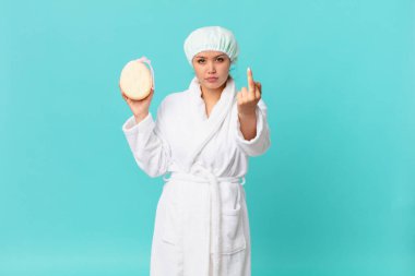 Genç ve güzel bir kadın kızgın, sinirli, asi ve agresif hissediyor ve duştan sonra banyo cübbesi giyiyor.