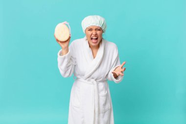 Genç ve güzel bir kadın kızgın, sinirli ve hayal kırıklığına uğramış görünüyor ve duştan sonra banyo cübbesi giyiyor.