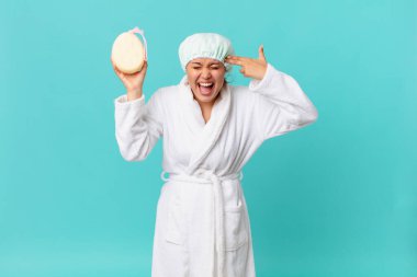 Genç ve güzel bir kadın mutsuz ve stresli görünüyor, intihar jesti silah işareti yapıyor ve duştan sonra bornoz giyiyor.