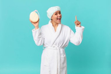 Genç ve güzel bir kadın, bir fikri fark ettikten ve duş üstüne bornoz giydikten sonra mutlu ve heyecanlı bir dahi gibi hissediyor.