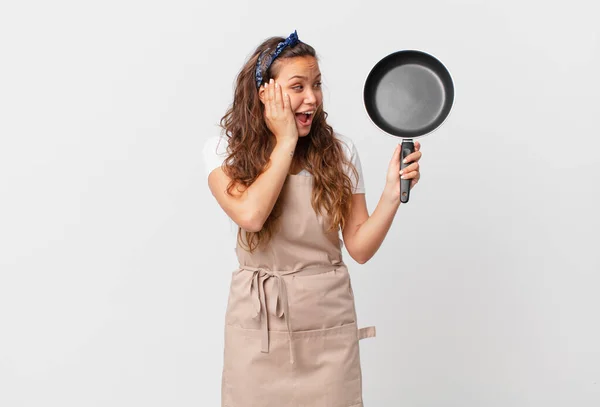 Młoda Ładna Kobieta Czuje Się Szczęśliwy Podekscytowany Zaskoczony Kuchni Koncepcji — Zdjęcie stockowe