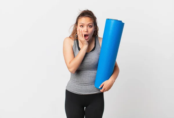 Jeune Jolie Femme Sentant Choqué Effrayé Tenant Tapis Yoga — Photo