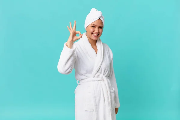 Jovem Mulher Bonita Sentindo Feliz Mostrando Aprovação Com Gesto Vestindo — Fotografia de Stock