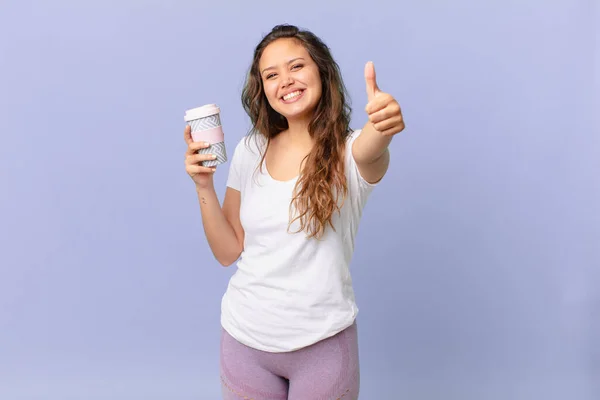 Joven Bonita Mujer Sintiéndose Orgullosa Sonriendo Positivamente Con Los Pulgares — Foto de Stock