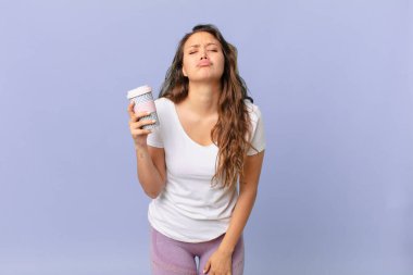 Genç, güzel bir kadın üzgün ve sızlanıyor. Mutsuz bir bakışla, ağlıyor ve elinde kahve tutuyor.