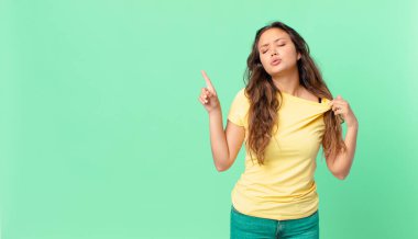 Genç ve güzel bir kadın stresli, endişeli, yorgun ve hayal kırıklığına uğramış hissediyor ve fotokopi alanını işaret ediyor.