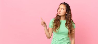 Genç ve güzel bir kadın ve fotokopi alanını gösteriyor.