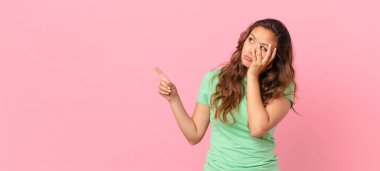 Genç ve güzel bir kadın ve fotokopi alanını gösteriyor.