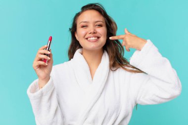 Bornoz giyen genç ve güzel bir kadın.