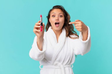 Bornoz giyen genç ve güzel bir kadın.