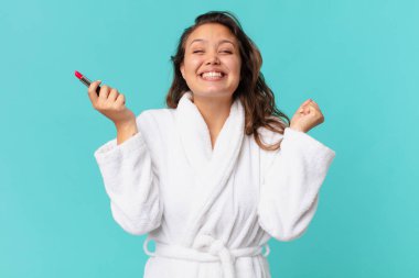 Bornoz giyen genç ve güzel bir kadın.