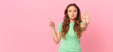 Genç ve güzel bir kadın ve fotokopi alanını gösteriyor.