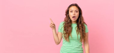 Genç ve güzel bir kadın ve fotokopi alanını gösteriyor.