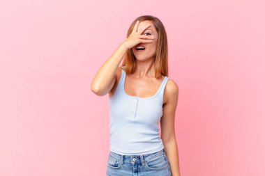 Güzel, yetişkin bir kadın şok olmuş, korkmuş ya da korkmuş görünüyor.