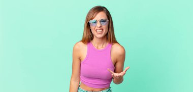 Güzel, yetişkin bir kadın sinirli, sinirli ve sinirli görünüyor.