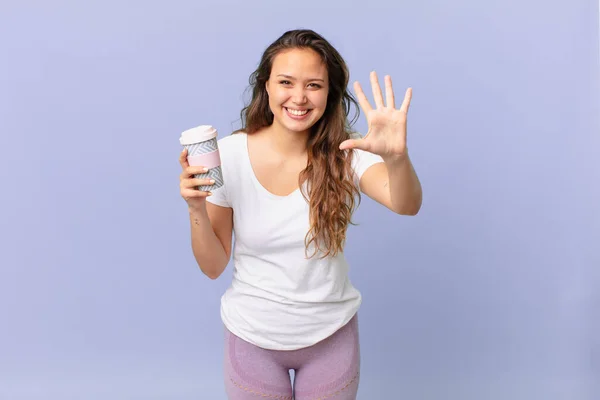 Junge Hübsche Frau Lächelt Und Sieht Freundlich Aus Zeigt Nummer — Stockfoto