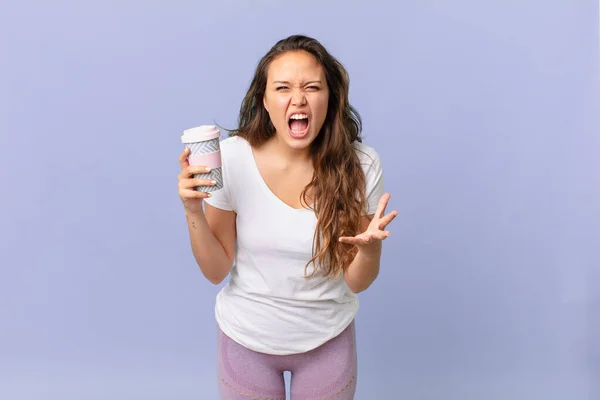 Joven Bonita Mujer Mirando Enojado Molesto Frustrado Sosteniendo Café — Foto de Stock