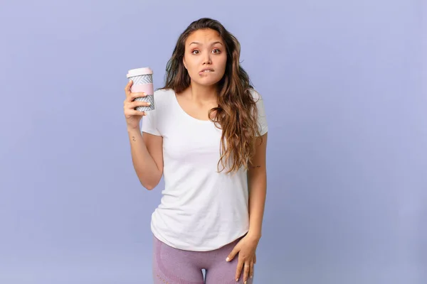 Ung Vacker Kvinna Ser Förbryllad Och Förvirrad Och Håller Kaffe — Stockfoto