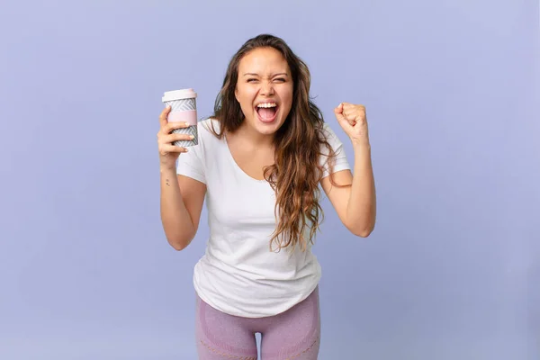 Joven Bonita Mujer Gritando Agresivamente Con Una Expresión Enojo Sosteniendo — Foto de Stock