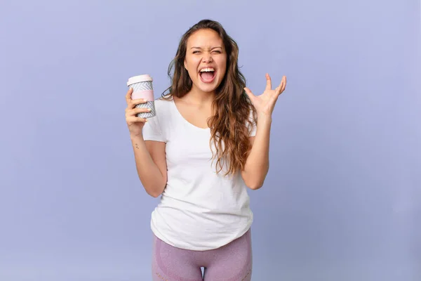 Jovem Mulher Bonita Gritando Com Mãos Segurando Café — Fotografia de Stock