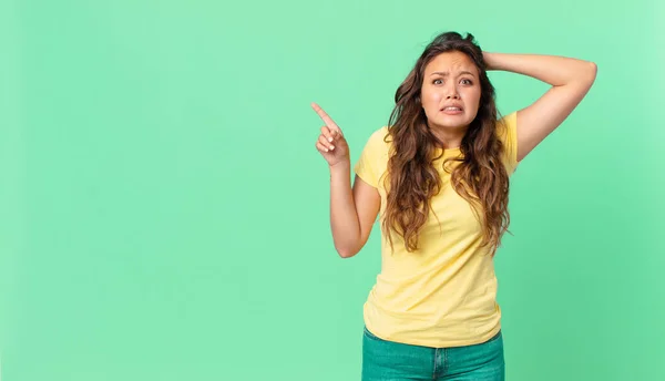 Jonge Mooie Vrouw Voelt Zich Gestrest Angstig Bang Met Handen — Stockfoto