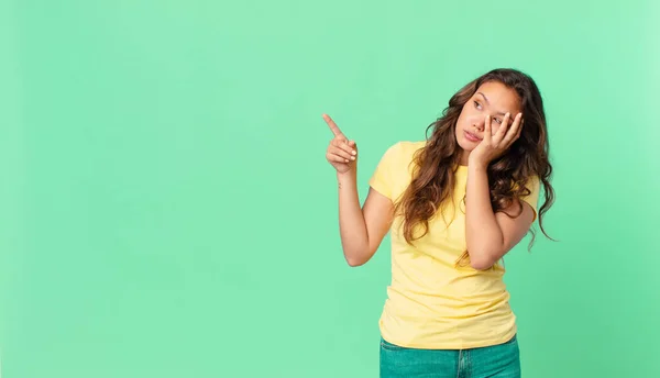 Giovane Bella Donna Sente Annoiato Frustrato Assonnato Dopo Faticoso Indicando — Foto Stock