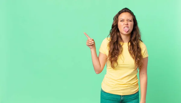 Jonge Mooie Vrouw Voelt Zich Walgelijk Geïrriteerd Tong Uit Wijzen — Stockfoto