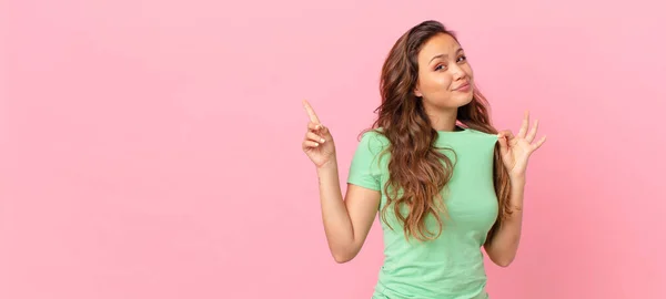 Joven Bonita Mujer Apuntando Espacio Copia — Foto de Stock