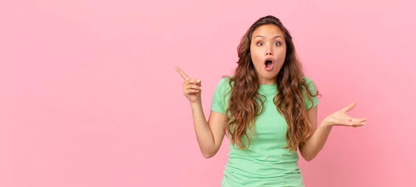 Jonge Mooie Vrouw Wijzen Naar Kopieerruimte — Stockfoto