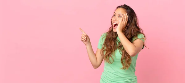 Joven Bonita Mujer Apuntando Espacio Copia —  Fotos de Stock