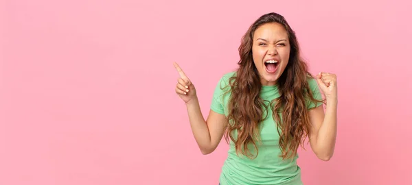 Jovem Mulher Bonita Apontando Para Espaço Cópia — Fotografia de Stock