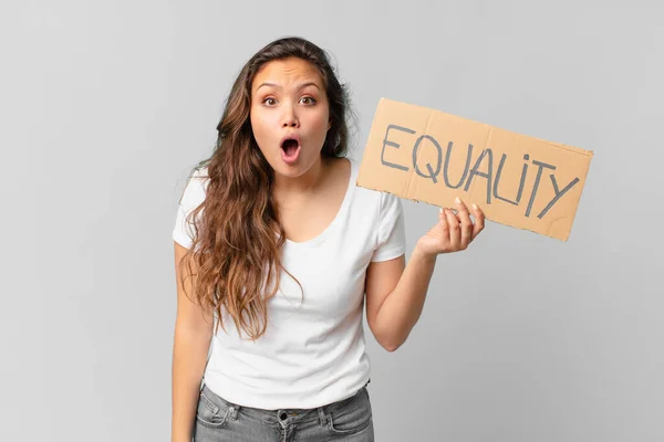 Joven Bonita Mujer Sosteniendo Una Bandera Igualdad — Foto de Stock