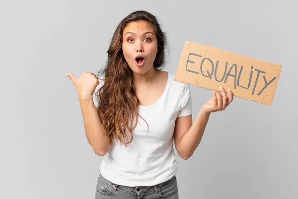 Jong Mooi Vrouw Met Een Gelijkheid Banner — Stockfoto