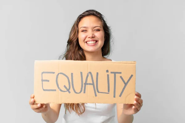 Jovem Bonita Mulher Segurando Banner Igualdade — Fotografia de Stock