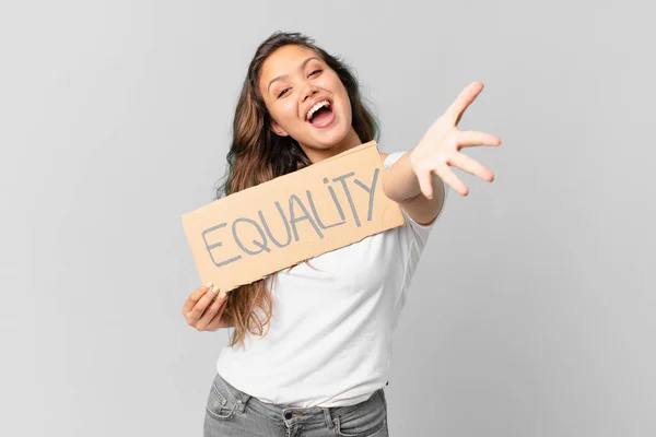 Νεαρή Όμορφη Γυναίκα Που Κρατά Ένα Πανό Ισότητας — Φωτογραφία Αρχείου